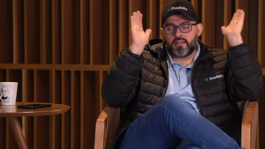Jugador revisando el RTP antes de elegir una tragamonedas en el casino online